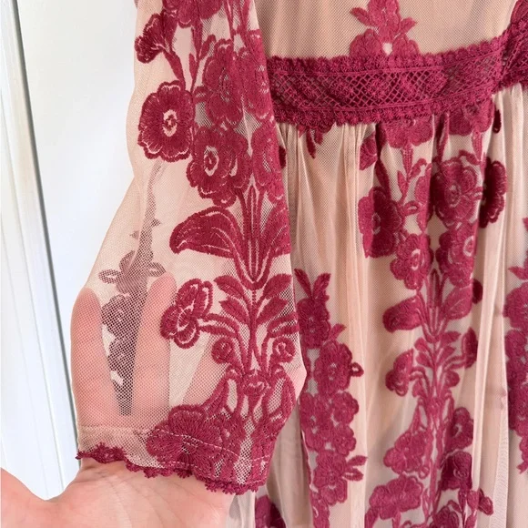 Lace appliqué maroon maxi dress - Picture 3 of 5